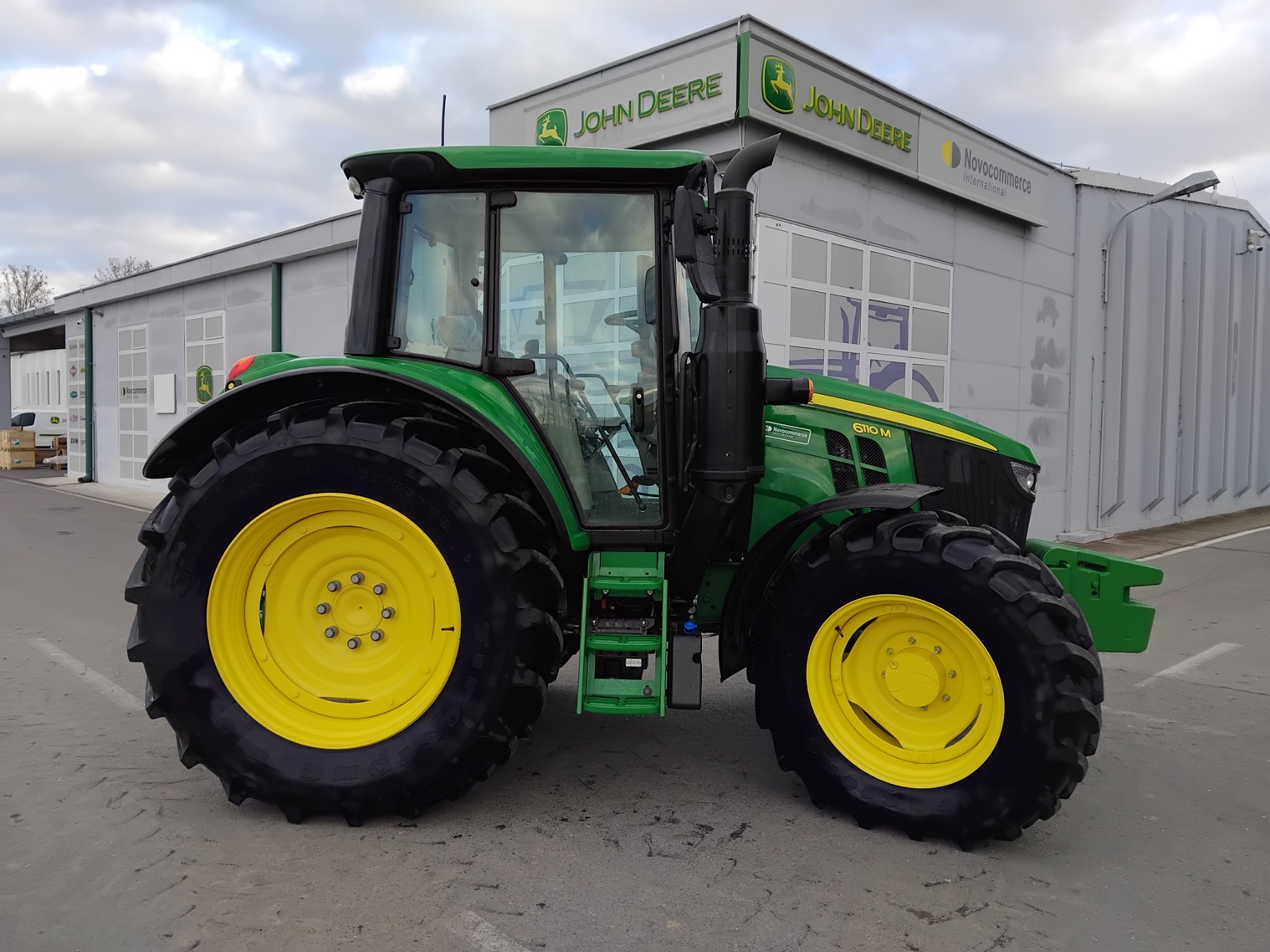 John Deere 6110M + set uskih kotača