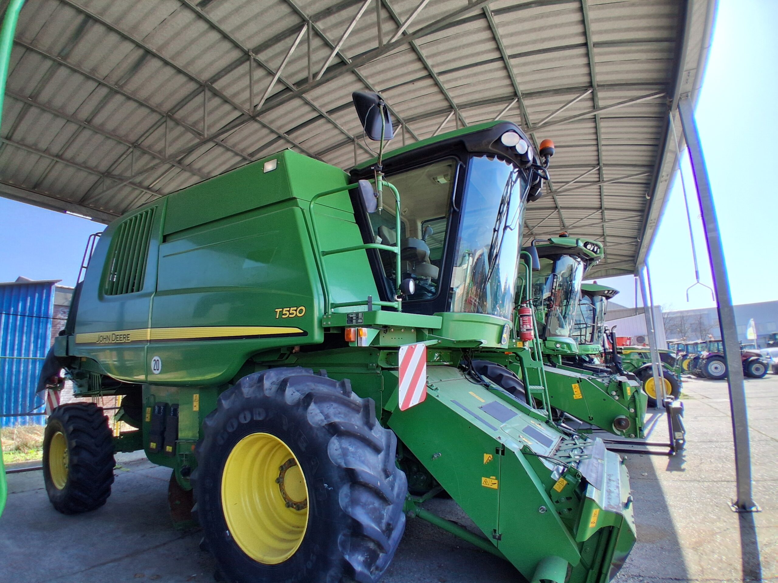 John Deere T550